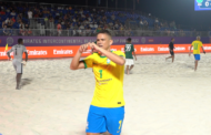 Artilheiro da estreia, Hulk comemora gols pela Seleção de Beach Soccer