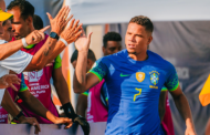 Edson Hulk faz três, ganha bola do jogo e comemora: 