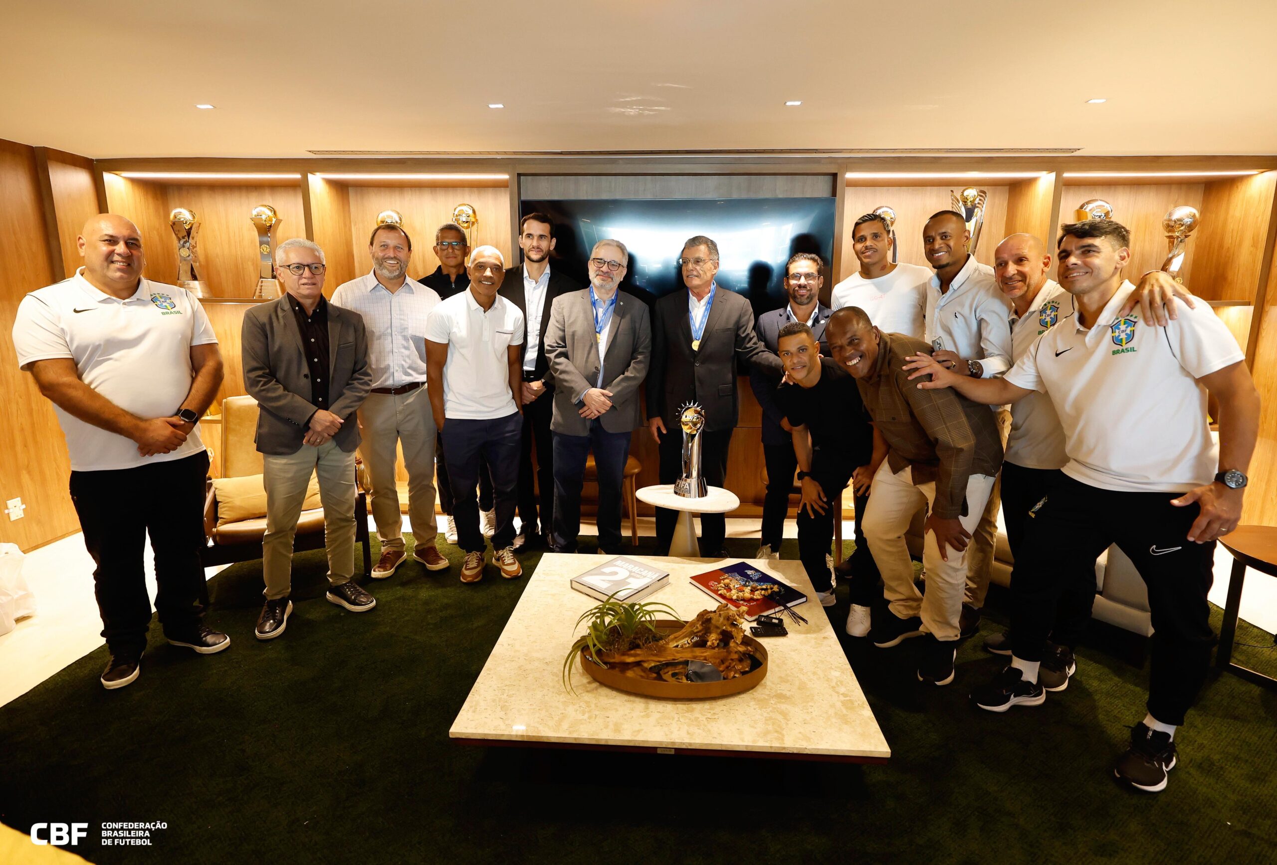 Heptacampeões são homenageados na sede da CBF