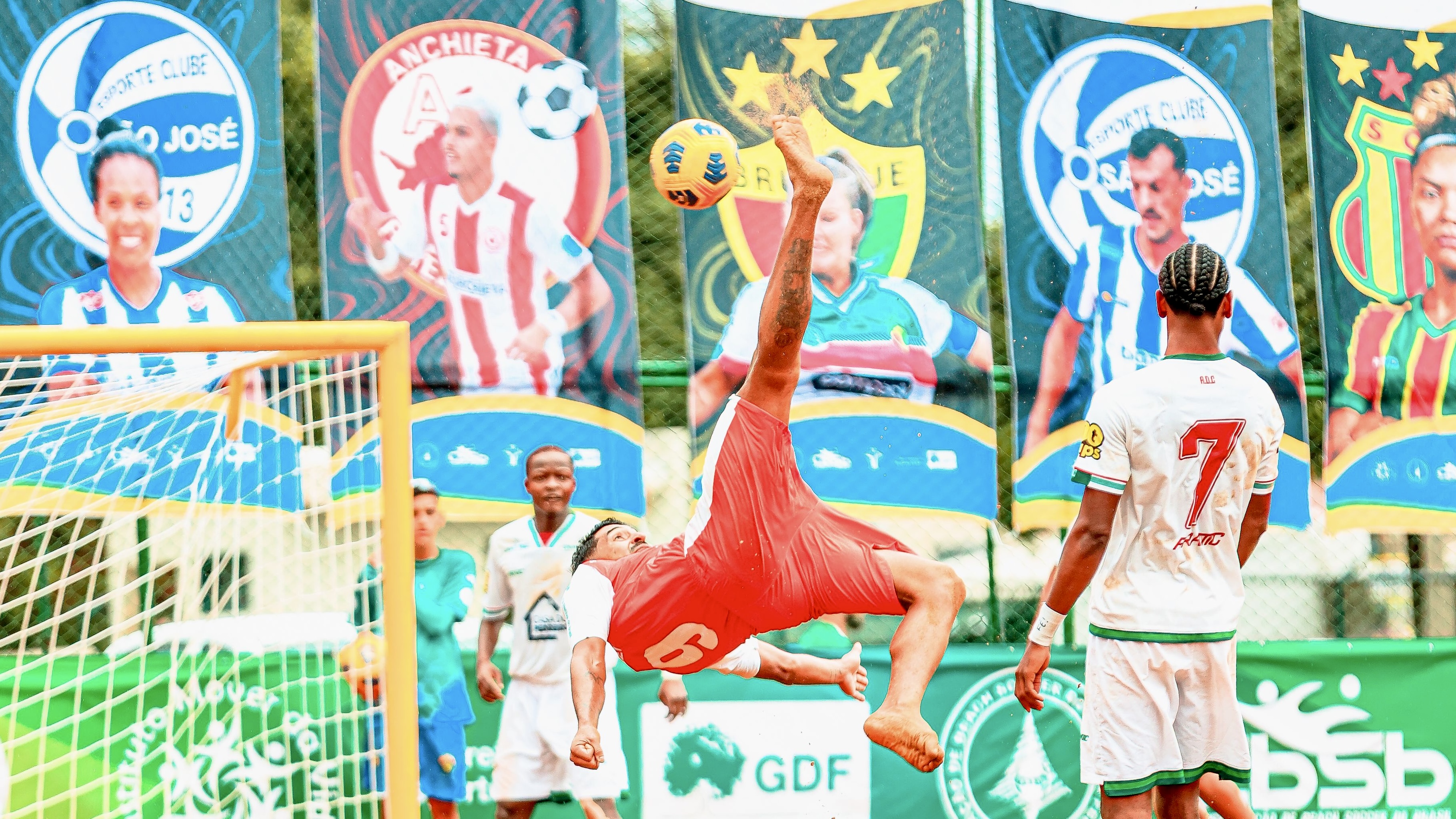 Clássico, surpresa e muitos gols dão o tom na estreia da Supercopa do Brasil Beach Soccer